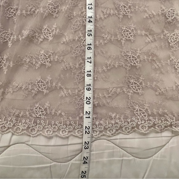 Beautiful Sheer Lacy Blouse EUC Size M - Picture 3 of 8